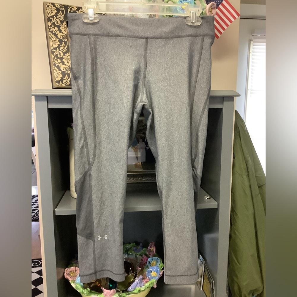 Under Armour Capris Leggings gray heather size tag missing med ? EUC